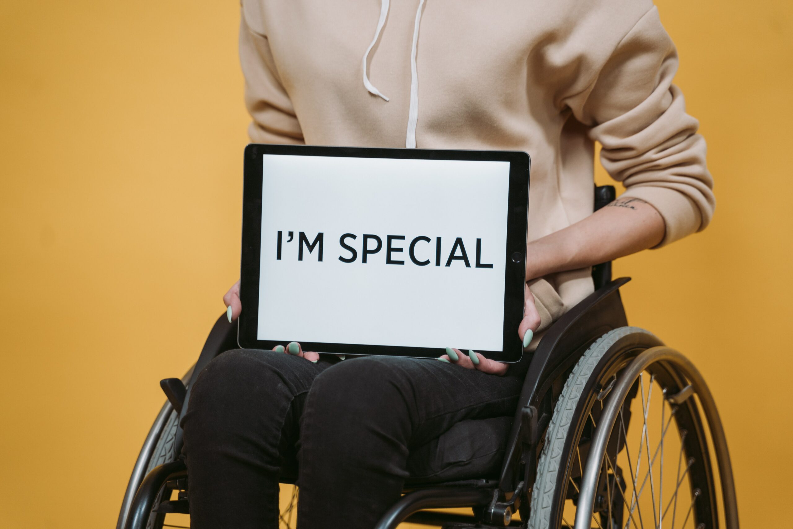 Een foto van iemand die in een rolstoel zit.